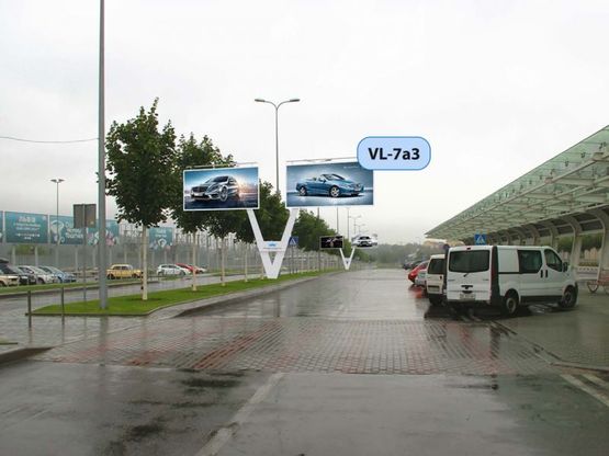 Фото рекламної площини за адресою Аеропорт «Львів» (алея перед терміналом), в'їзд Фото рекламної площини за адресою Аеропорт «Львів» (алея перед терміналом), в'їзд