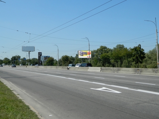 Фото рекламной плоскости по адресу просп. Генерала Ватутина, напротив ТРЦ "Скай Молл", маг. "АШАН" в напр. просп. С. Бандеры