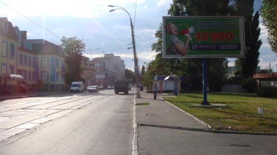 Фото рекламної площини за адресою Кириловская (Фрунзе), 82. На остановке Фото рекламної площини за адресою Кириловская (Фрунзе), 82. На остановке