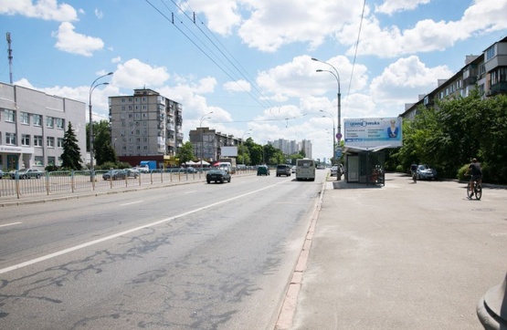 Фото рекламной плоскости по адресу Ул. Перова,11 на остановке. В сторону Броварского проспекта