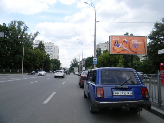 Фото рекламної площини за адресою Ул. Васильковская, напротив дома №22. На остановке. В сторону Голосеевской площади Фото рекламної площини за адресою Ул. Васильковская, напротив дома №22. На остановке. В сторону Голосеевской площади
