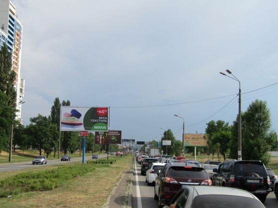 Фото рекламной плоскости по адресу Богатырская на разделителе, навпротив ЭПИЦЕНТРа (перед поворотом на ул. Полярную), в сторону Петровки