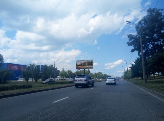 Фото рекламной плоскости по адресу Богатырская на разделителе, навпротив ЭПИЦЕНТРа (100м от поворота на ул. Полярную), в сторону Вышгорода
