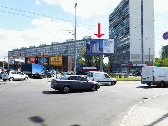 Фото рекламної площини за адресою Ленинградская пл., клумба, со стороны пр-та Ю.Гагарина, из центра