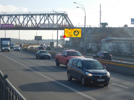 Фото рекламной плоскости по адресу Набережно-Рыбальская ул., 100 м перед железнодорожным мостом