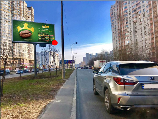 Фото рекламної площини за адресою Ахматовой ул. 35 на распределителе, из центра