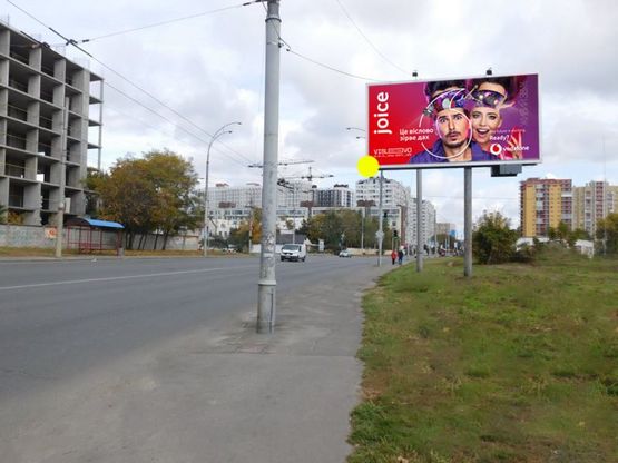 Фото рекламної площини за адресою Максимовича Михаила ул. 32а, в центр