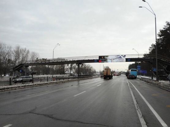 Фото рекламной плоскости по адресу Мост пешеходный через Броварской пр-т возле примыкания автодороги на с.Зазимье