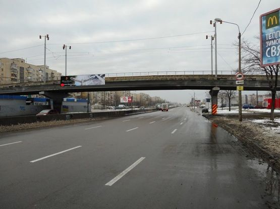 Фото рекламной плоскости по адресу Путепровод трамвайный через Ватутина пр-т на пересечении  Кибальчича ул. и Закревского, к центру (слева)