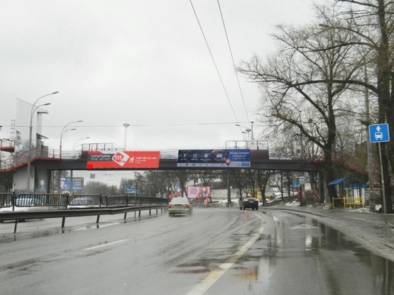 Фото рекламної площини за адресою Перова б-р. надземный пешеходный переход, к Броварскому проспекту