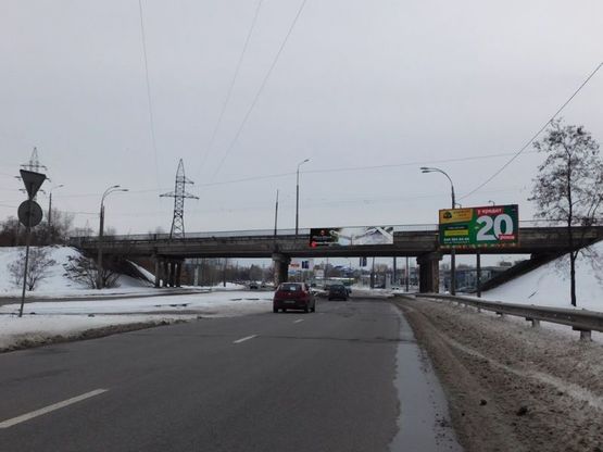 Фото рекламної площини за адресою Путепровод на пересечении Добрынинская ул. и Богатырская, по направлению к центру (справа)