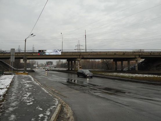 Фото рекламної площини за адресою Путепровод на пересечении Добрынинская ул. и Богатырская, в направлении от центра (справа)