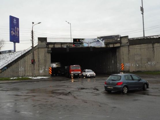 Фото рекламної площини за адресою Путепровод на пересечении Надднепрянского шоссе и Стройиндустрии ул., со стороны Набережно-Печерской дороги