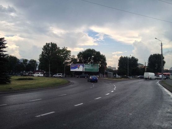 Фото рекламної площини за адресою Липинского ул. - Хмельницкого Б. ул. ("ЭПИЦЕНТР") (левый)