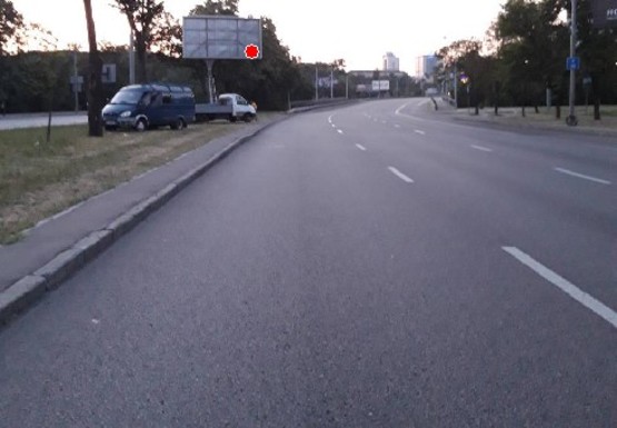 Фото рекламной плоскости по адресу Победы пр., 61/2 (на разделителе)