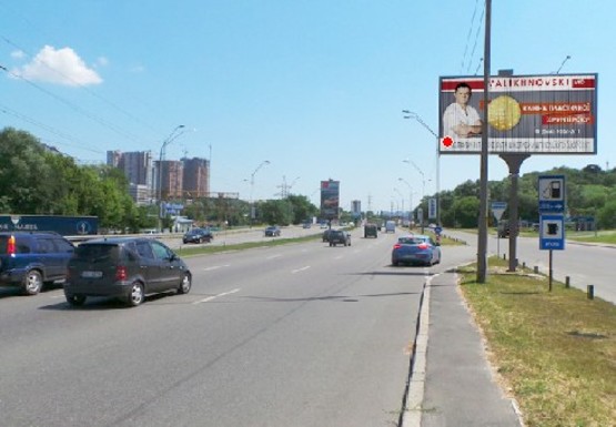 Фото рекламної площини за адресою Саперно-Слободская ул., 26 (на разделителе)