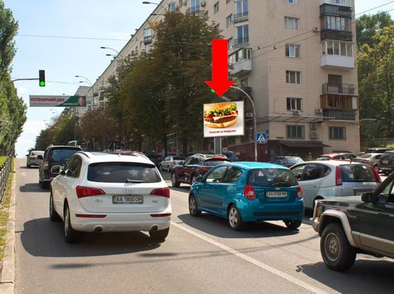 Фото рекламной плоскости по адресу Украинки бул., 12, на светофоре, в сторону ст. м. "Печерская"