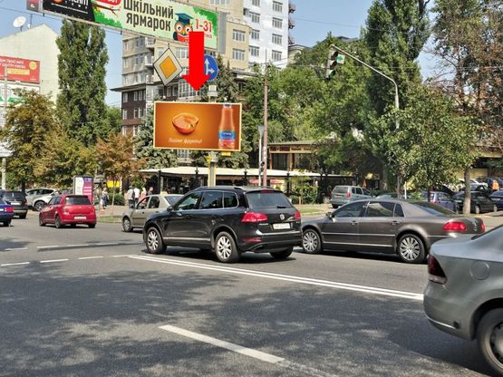 Фото рекламной плоскости по адресу Сечевых Стрельцов ул. (бывш. Артема ул.), 84 / Черновола ул., светофор, в сторону ст. м. "Лукьяновская"