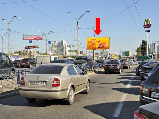 Фото рекламной плоскости по адресу Тульская пл., Бандеры пр. (бывш. Московский пр.) 12-А, ст. м. "Петровка", на светофоре