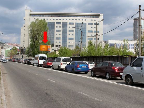 Фото рекламной плоскости по адресу Короленковская ул., на светофоре, заезд в "Мегамаркет", кинотеатр "Батерфляй", в сторону Жилянская ул.