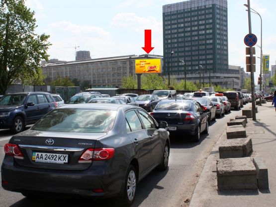 Фото рекламной плоскости по адресу Короленковская ул., на светофоре, заезд в "Мегамаркет", кинотеатр "Батерфляй", в сторону Федорова ул.