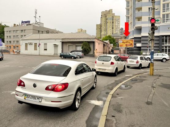 Фото рекламної площини за адресою Малевича ул. (бывш. Боженка ул.) / Гринченка ул., на светофоре, в центр