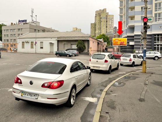 Фото рекламной плоскости по адресу Малевича ул. (бывш. Боженка ул.) / Гринченка ул., на светофоре, в центр