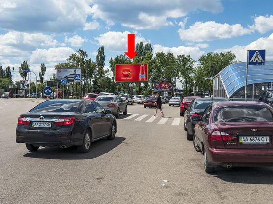 Фото рекламной плоскости по адресу Харьковская пл., разделитель, в сторону Дарницкая пл. (бывш. Ленинградская пл.)