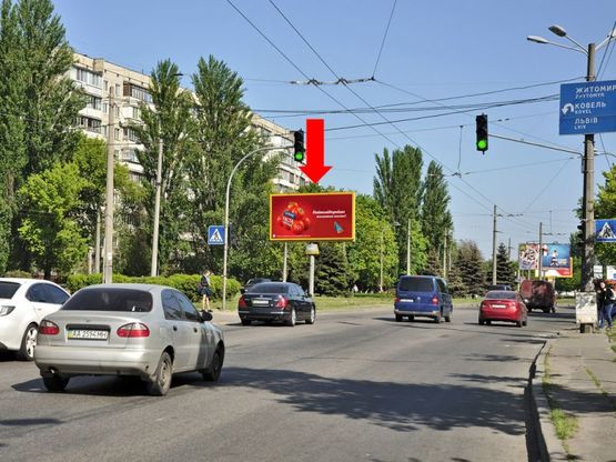 Фото рекламної площини за адресою Ивашкевича ул., 5, напротив, разделитель, в сторону ТРЦ "Караван", Автозаводская ул.