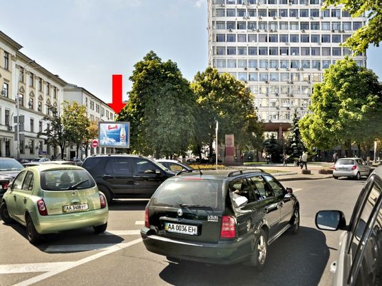 Фото рекламної площини за адресою Омеляновича-Павленка ул. (бывш. Суворова ул.), 1, в сторону Московская ул., разделитель