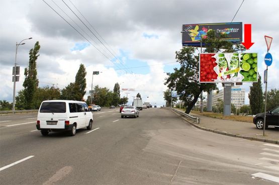 Фото рекламной плоскости по адресу Соборности пр. (бывш. Воссоединения пр.) / Березняковская ул., мост, перед АЗС "Окко", в сторону Дарницкая пл. (бывш. Ленинградская пл.)