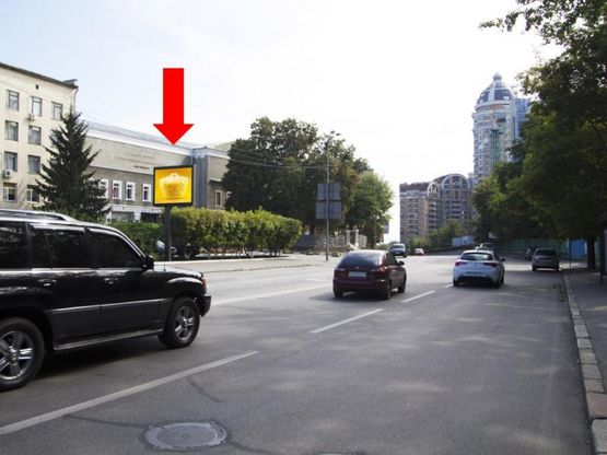Фото рекламной плоскости по адресу Старонаводницкая ул., 1/45 / ул. Алмазова (бывш. ул. Кутузова), на светофоре, в сторону бул. Дружбы Народов, моста Патона