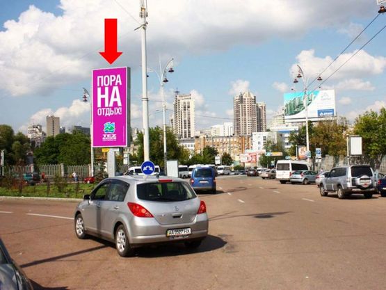 Фото рекламної площини за адресою Вокзальная пл., разделитель, в сторону Шевченко бул.