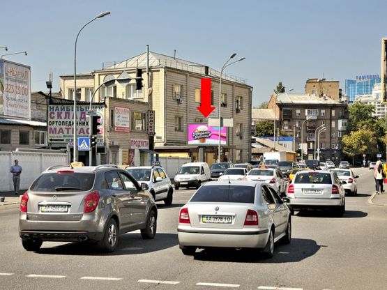 Фото рекламної площини за адресою Короленковская ул., 4 / Владимирская ул., на светофоре, в сторону Жилянская ул.