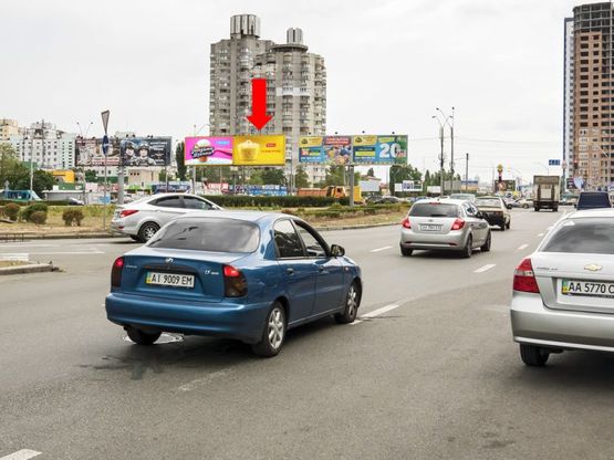 Фото рекламной плоскости по адресу Оболонский пр. / Малиновского ул., разделитель, ст. м. "Оболонь", в сторону Петровки, правая