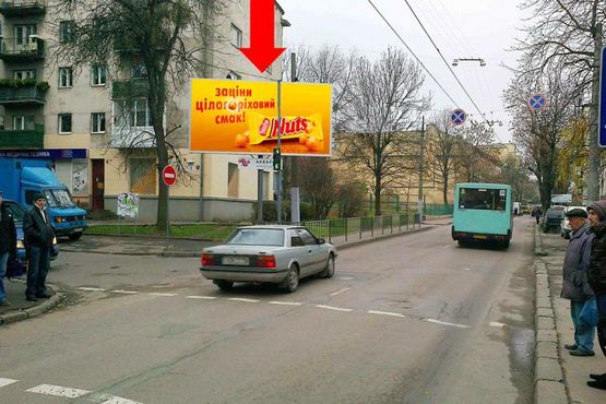 Фото рекламної площини за адресою Героев УПА ул. / Васильковского ул., из центра