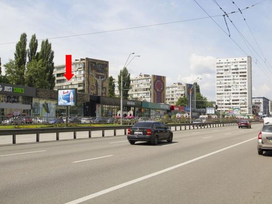 Фото рекламной плоскости по адресу Победы пр., 21, возле магазинов "Интертоп", "Carlo Pazolini", "Adidas", из центра