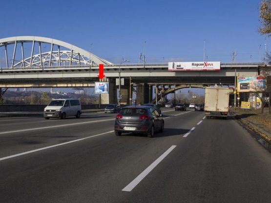 Фото рекламной плоскости по адресу Днепровская набережная / ул. Причальная, возле жд моста, на светофоре, в сторону моста Патона