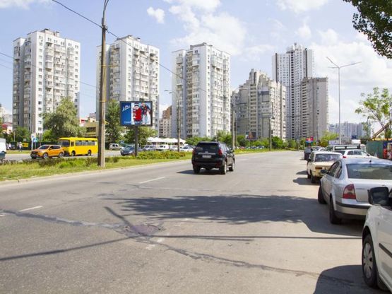 Фото рекламной плоскости по адресу Днепровская набережная ул., 49 - ул. Ахматовой, раделитель, возле ТРЦ "River Mall", светофор, в сторону пр. Бажана