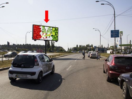 Фото рекламной плоскости по адресу Старобориспольская - пл. Харьковская, разделитель, ст.м. "Бориспольская"