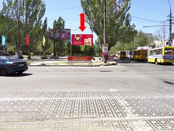 Фото рекламной плоскости по адресу Центральный пр. (бывш. Ленина пр.) / 6-я Слободская ул. (бывш. Комсомольская ул.), бульвар, возле ДТ "Южный Буг"