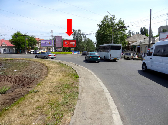 Фото рекламной плоскости по адресу Центральный пр. (бывш. Ленина пр.) / Пушкинская ул., разделитель, возле супермаркета "Эльдорадо", кольцо, в сторону Садовая ул., правая