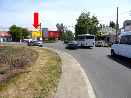 Фото рекламной плоскости по адресу Центральный пр. (бывш. Ленина пр.) / Пушкинская ул., разделитель, возле супермаркета "Эльдорадо", кольцо, в сторону Садовая ул., левая