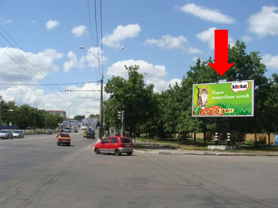 Фото рекламной плоскости по адресу Харьковская ул., 1 / Сирко ул. (бывш. Коротченко ул.), возле ТРЦ "Мануфактура", супермаркетов "Сильпо", "Comfy", в центр