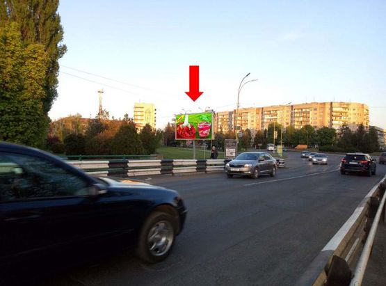 Фото рекламной плоскости по адресу Хмельницкого пл. / Киевская набережная, выезд с моста на площадь