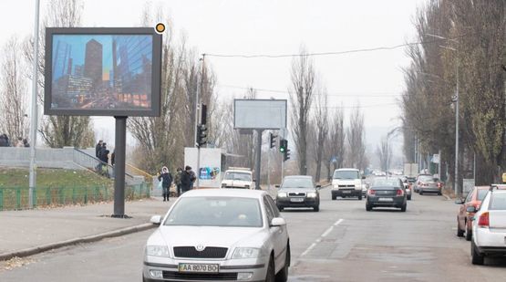 Фото рекламной плоскости по адресу Энтузиастов ул., перед поворотом на И.Шамо бул., слева