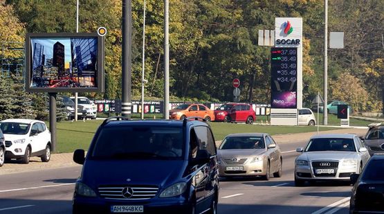 Фото рекламної площини за адресою Дружбы Народов бул., возле АЗС