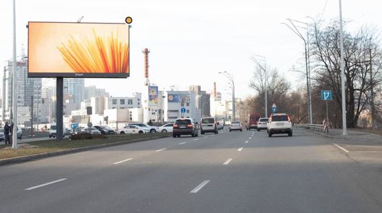 Фото рекламної площини за адресою Саперно-Слободская ул.,12, разделитель, в сторону Демеевской пл. Фото рекламної площини за адресою Саперно-Слободская ул.,12, разделитель, в сторону Демеевской пл.