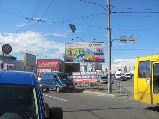 Фото рекламної площини за адресою Тульская пл., (ст. м.  Петровка, McDonald's, ТЦ "Городок", БЦ "Петровка-Центр", АЗС "ТНК", в направлении Оболонского просп.), призма