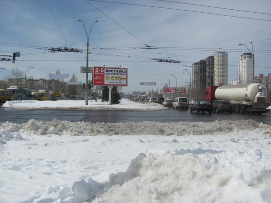 Фото рекламной плоскости по адресу Ватутина Ген. просп., 22 - бул. Перова (на разделителе, АЗС "WOG", Moto GP салон, направ. Московского моста)